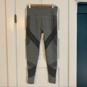 🌸 3 for $15 🌸 H&M Sports Seamless Sculpting Leggings